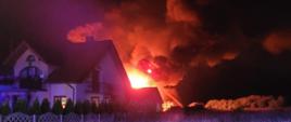 Zdjęcie przedstawia widok pożaru zabudowań