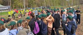 Zdjęcie przedstawia uczestników akcji sadzenia lasu