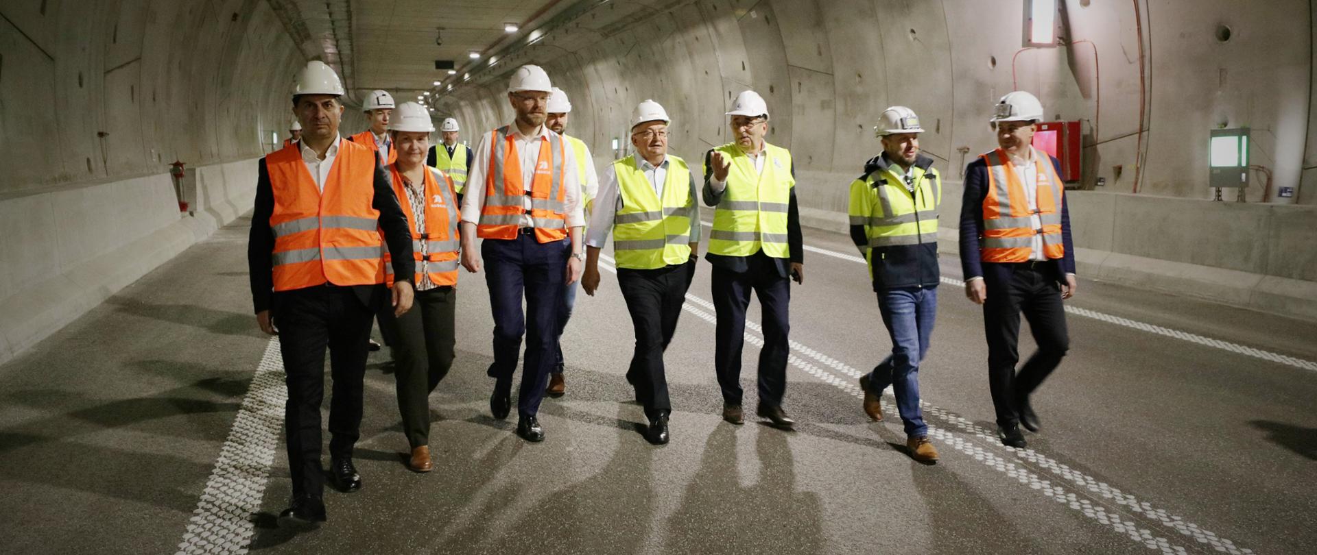 Minister infrastruktury Andrzej Adamczyk podczas wizytacji budowy tunelu łączącego wyspy Uznam i Wolin w Świnoujściu