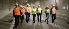 Minister infrastruktury Andrzej Adamczyk podczas wizytacji budowy tunelu łączącego wyspy Uznam i Wolin w Świnoujściu