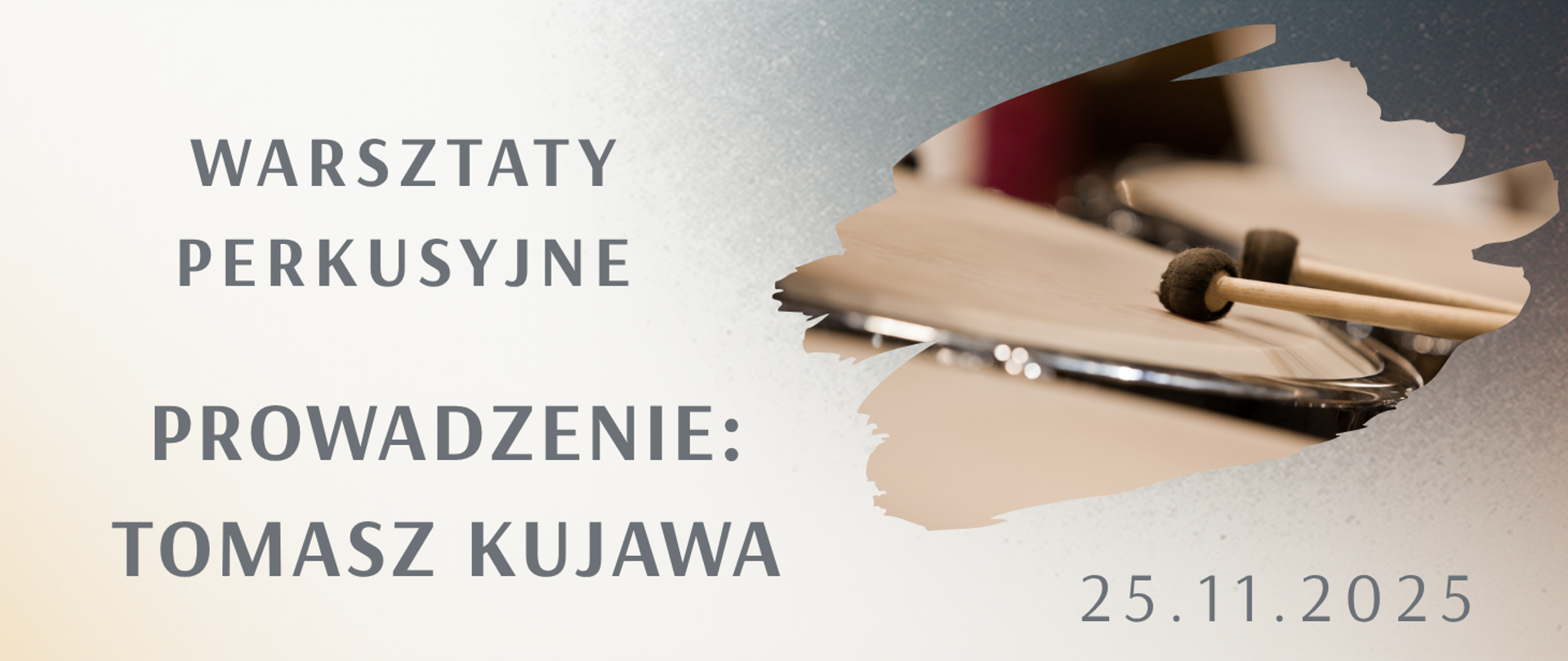 Na beżowo-szarym tle, z lewej strony tekst w kolorze szarym "Warsztaty perkusyjne, prowadzenie: Tomasz Kujawa". Z prawe strony ilustracja pałek perkusyjnych leżących na kotłach. W prawym dolnym rogu tekst "25 listopada 2025".