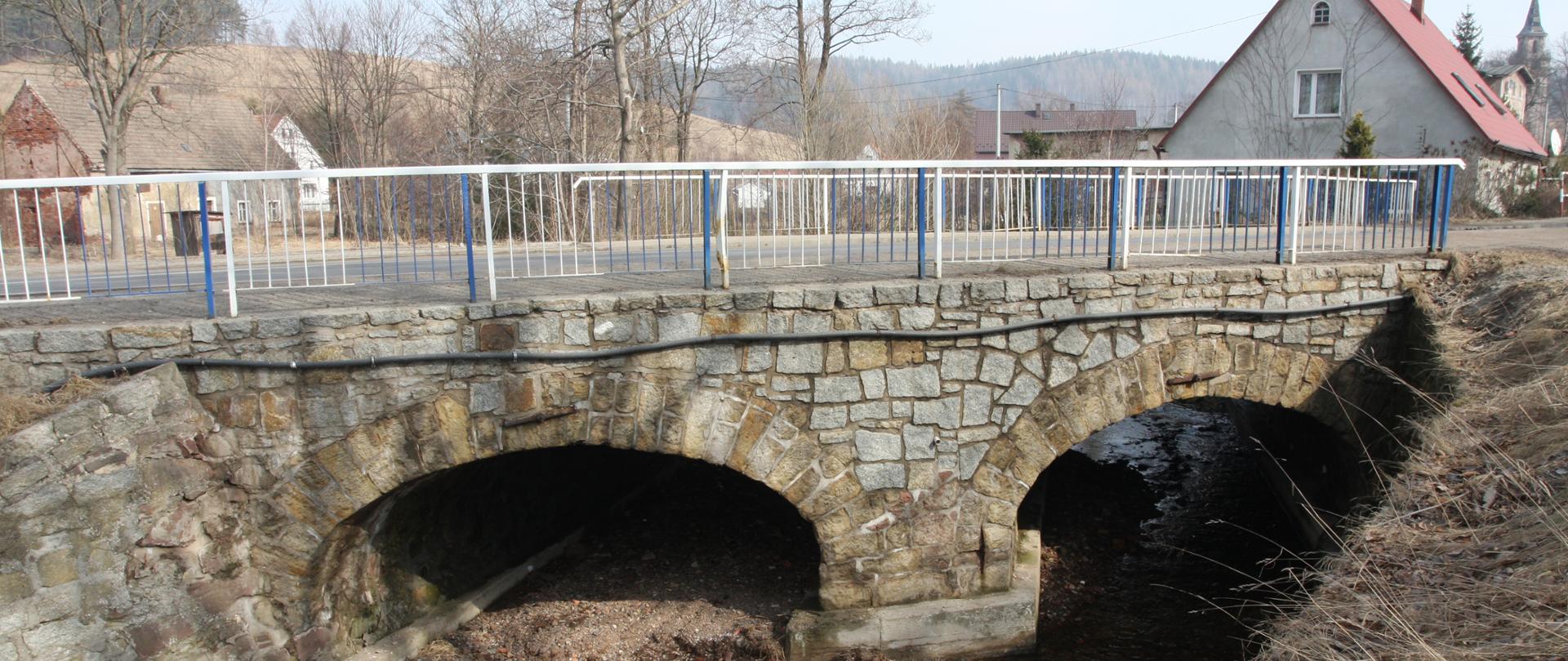 na zdjęciu widoczny most, w tle budynki