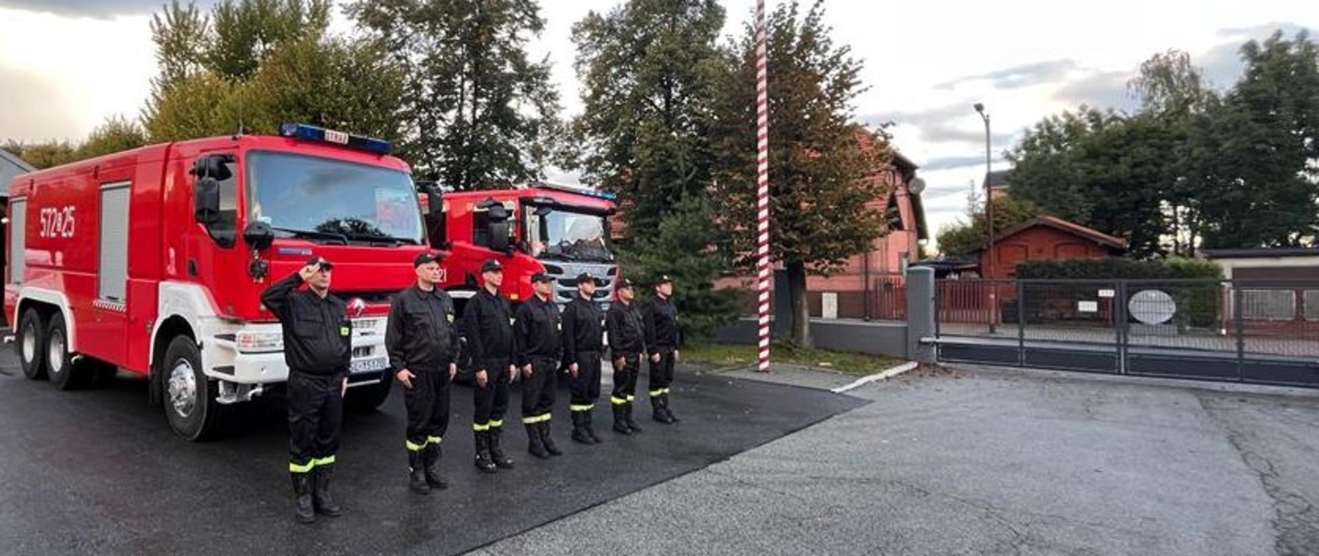 Zdjęcie przedstawia strażaków ustawionych w szyku, oddających honor zmarłemu koledze z KM PSP Grudziądz