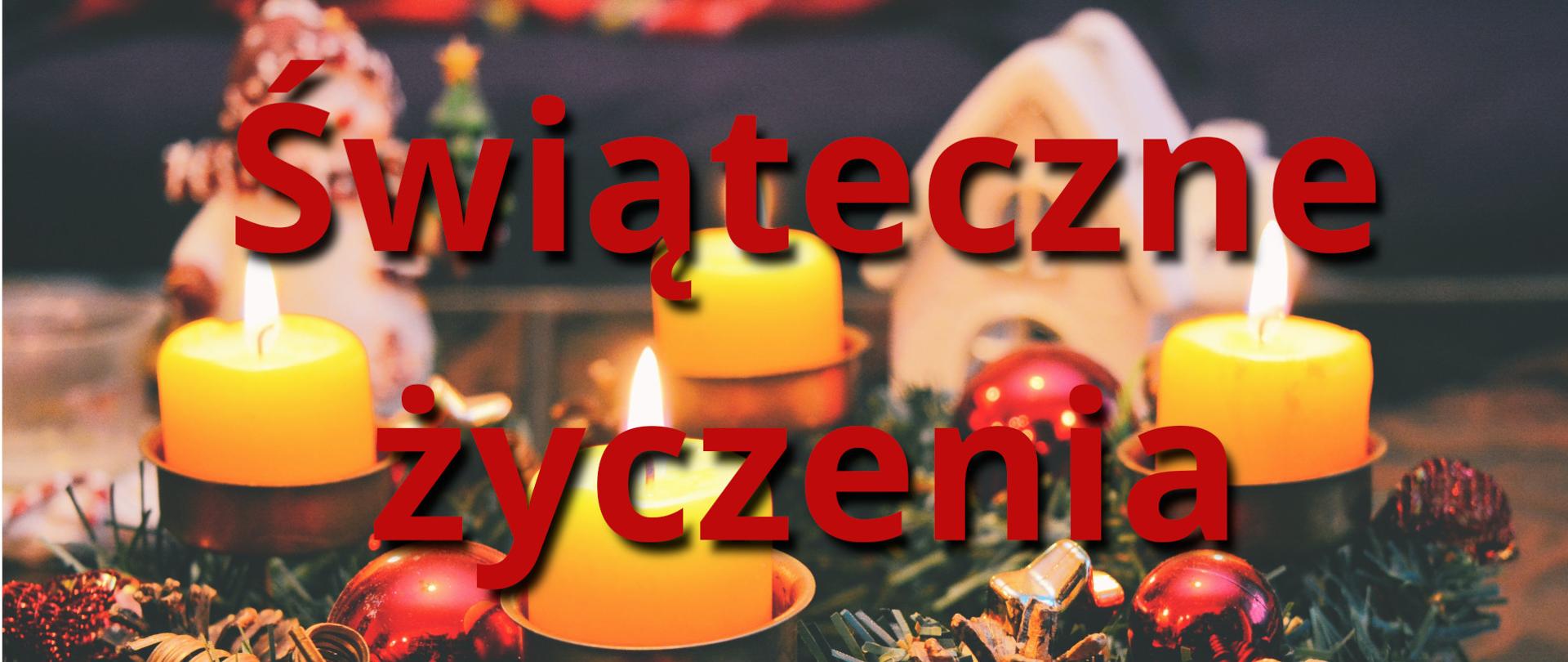 Ilustracja przedstawia duży czerwony napis świąteczne życzenia. W tle znajduje się świąteczny stroik z bombkami i czterema żółtymi palącymi się świeczkami oraz figurka bałwanka, a także ceramiczny biały domek.