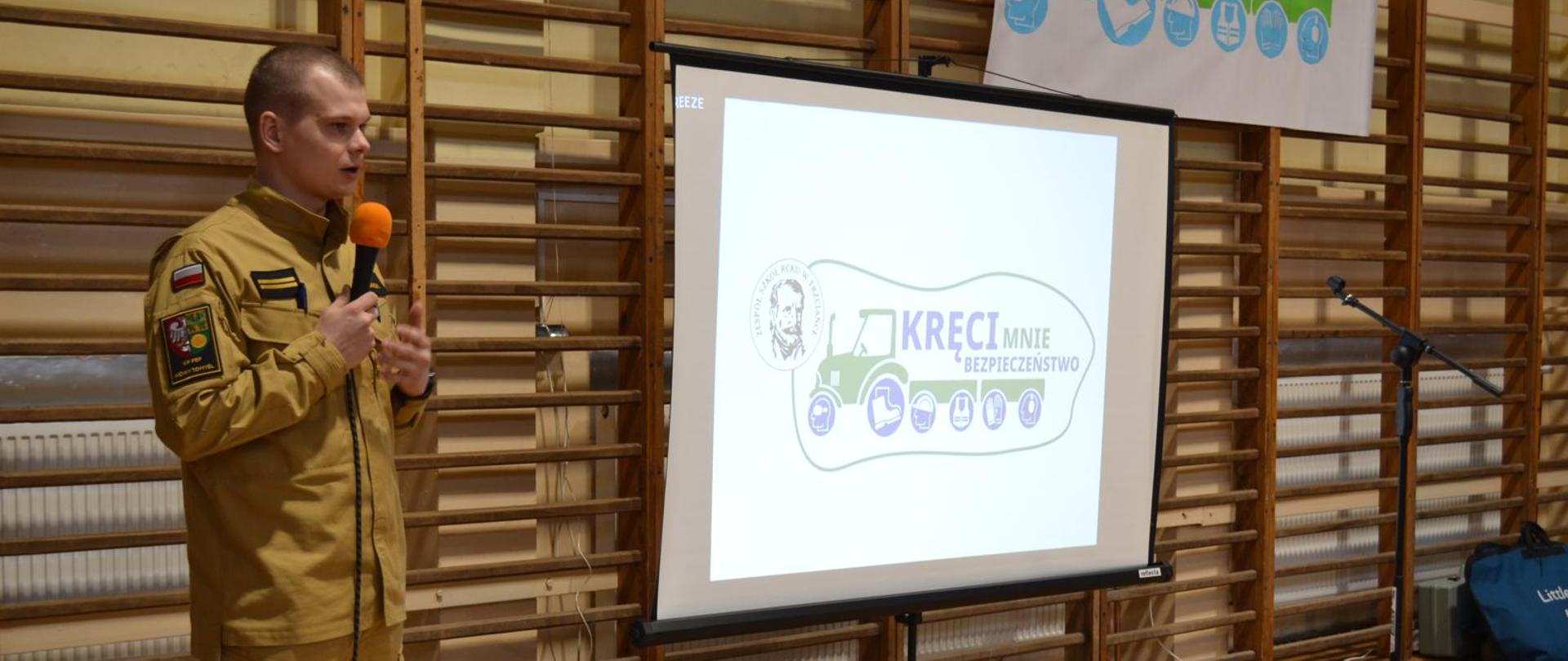 Strażak podczas prelekcji