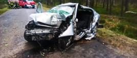 Mocno uszkodzony pojazd znajduje się na drodze
