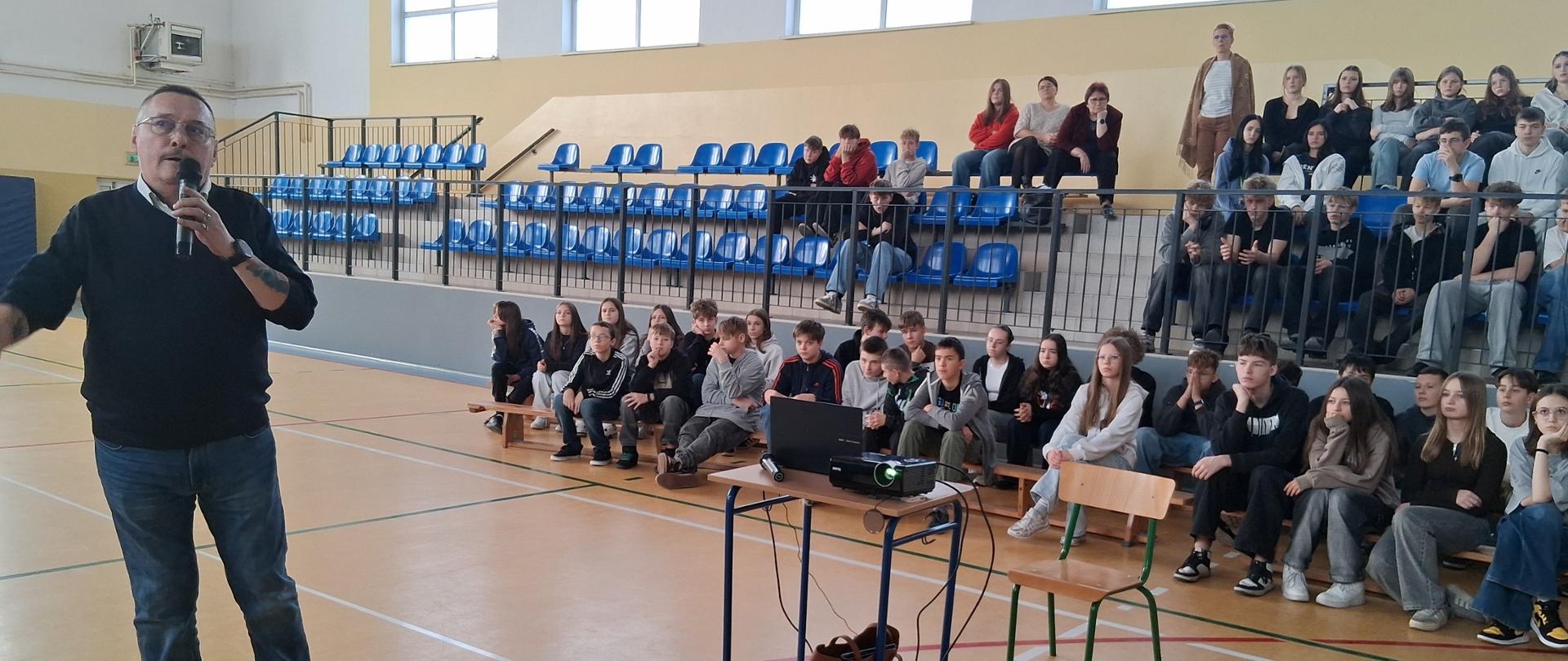 Prelegent i słuchający uczniowie