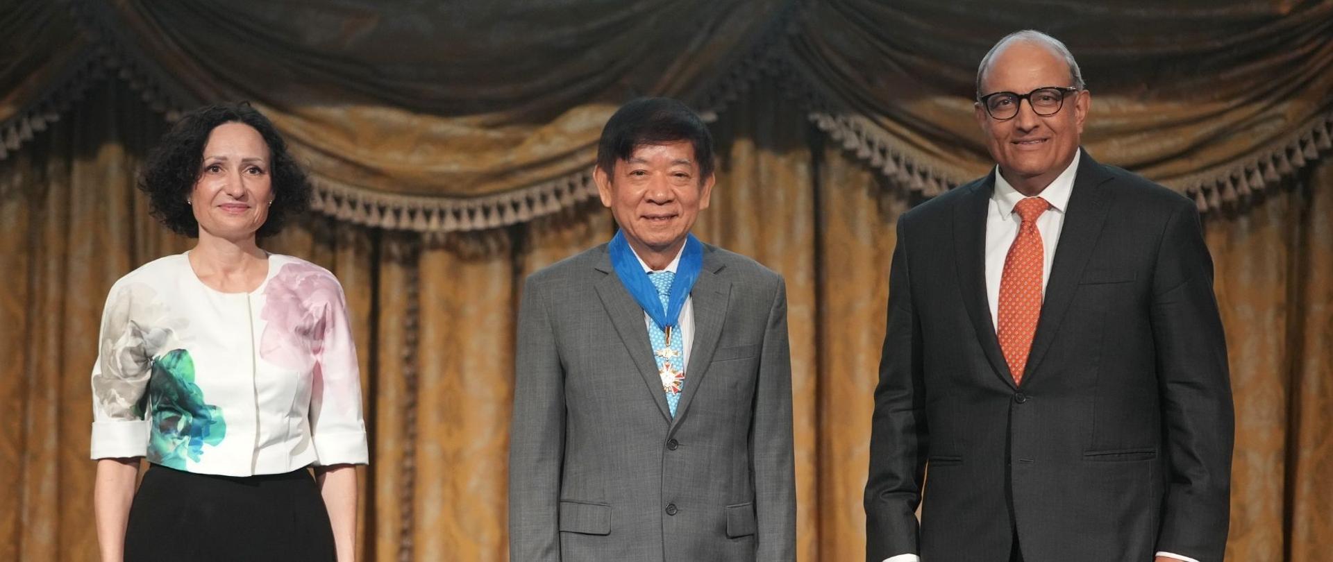 Wręczenie Krzyża Komandorskiego z Gwiazdą Orderu Zasługi Rzeczypospolitej Polskiej - Ambasador M. Bogdziewicz, odznaczony Khaw Boon Wan, były Minister Transportu i Minister Koordynujący ds. Infrastruktury oraz Minister Transportu i Minister ds. Relacji Handlowych Singapuru, S Iswaran 