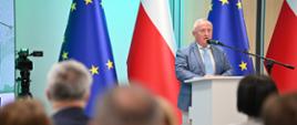 Podpisanie 6 umów dot. budowy i rozbudowy sieci elektroenergetycznych na potrzeby zasilania ogólnodostępnych stacji ładowania dużych mocy w siedzibie NFOŚiGW z przedstawicielami zarządów ENEA Operator, Energa-Operator, PGE Dystrybucja i TAURON Dystrybucja. 