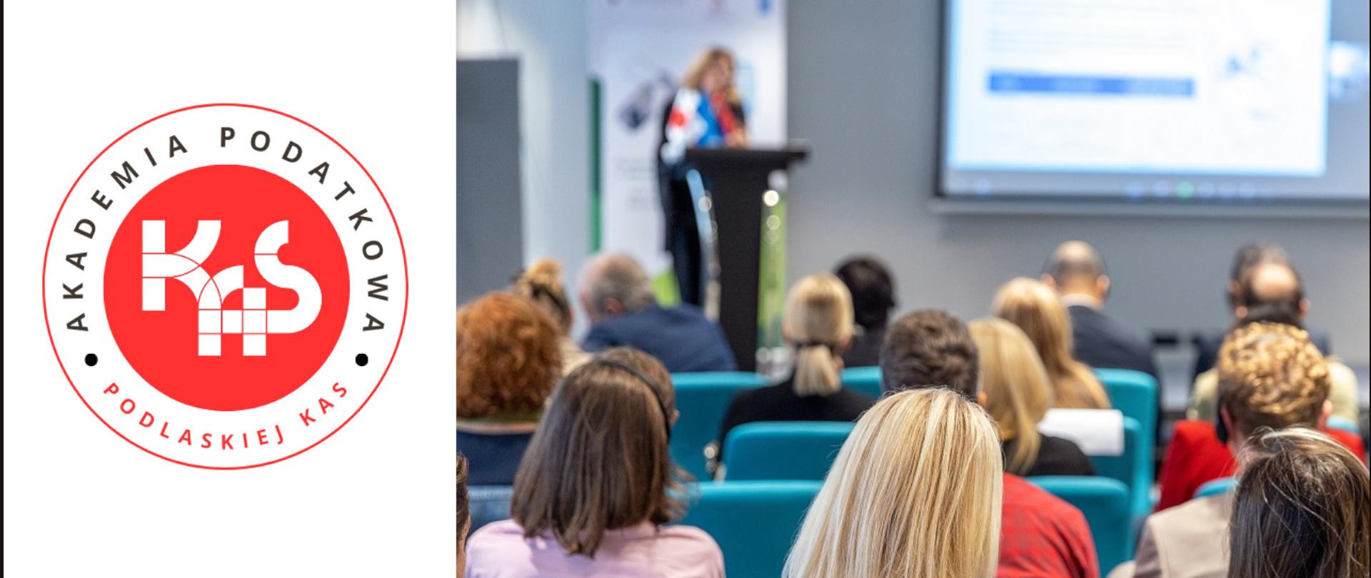 Logo Akademia podatkowa podlaskiej KAS, biały napis KAS na czerwonym tle, obok siedzące osoby w auli słuchające wykładu
