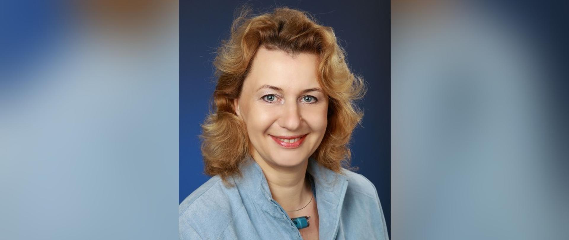 Elegancko ubrana kobieta.