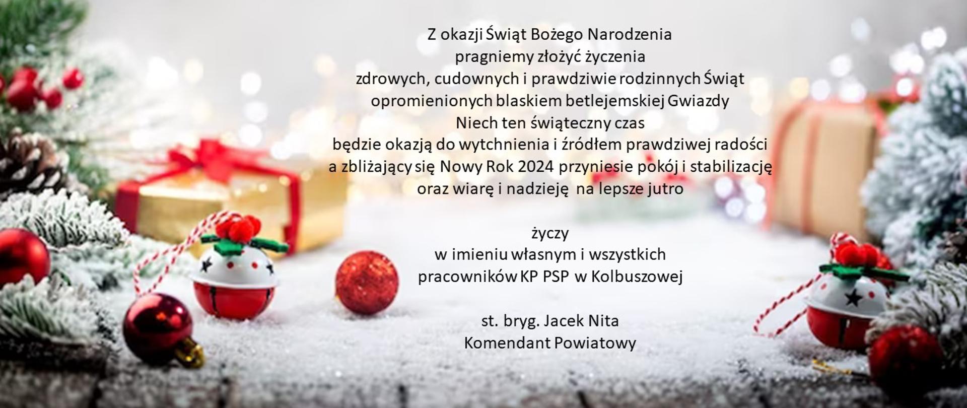 Zdjęcie kartki Bożonarodzeniowej z życzeniami z okazji Świąt Bożego Narodzenia oraz Nowego Roku: po prawej i lewej stronie choiny z bąbkami, pomiędzy nimi w tle światełka ozdobne. W lewym górnym roku cytat, na środku treść życzeń - pod nimi składający składający życzenia.