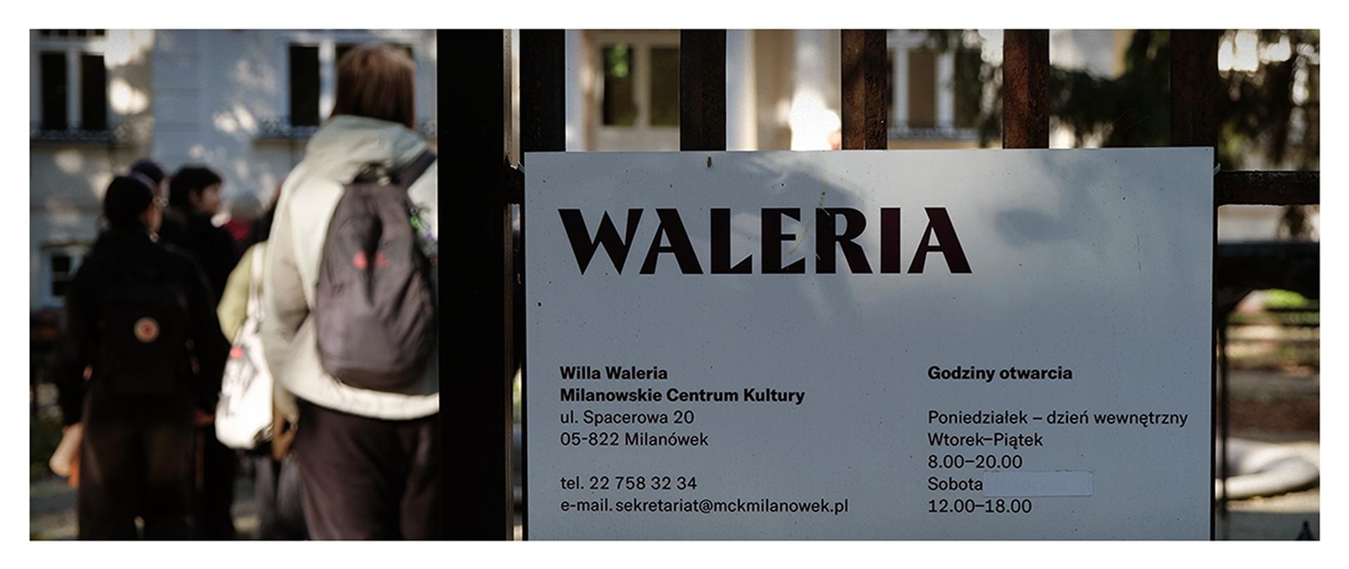 fragment ogrodzenia z tabliczką z napisem Waleria i godzinami otwarcia