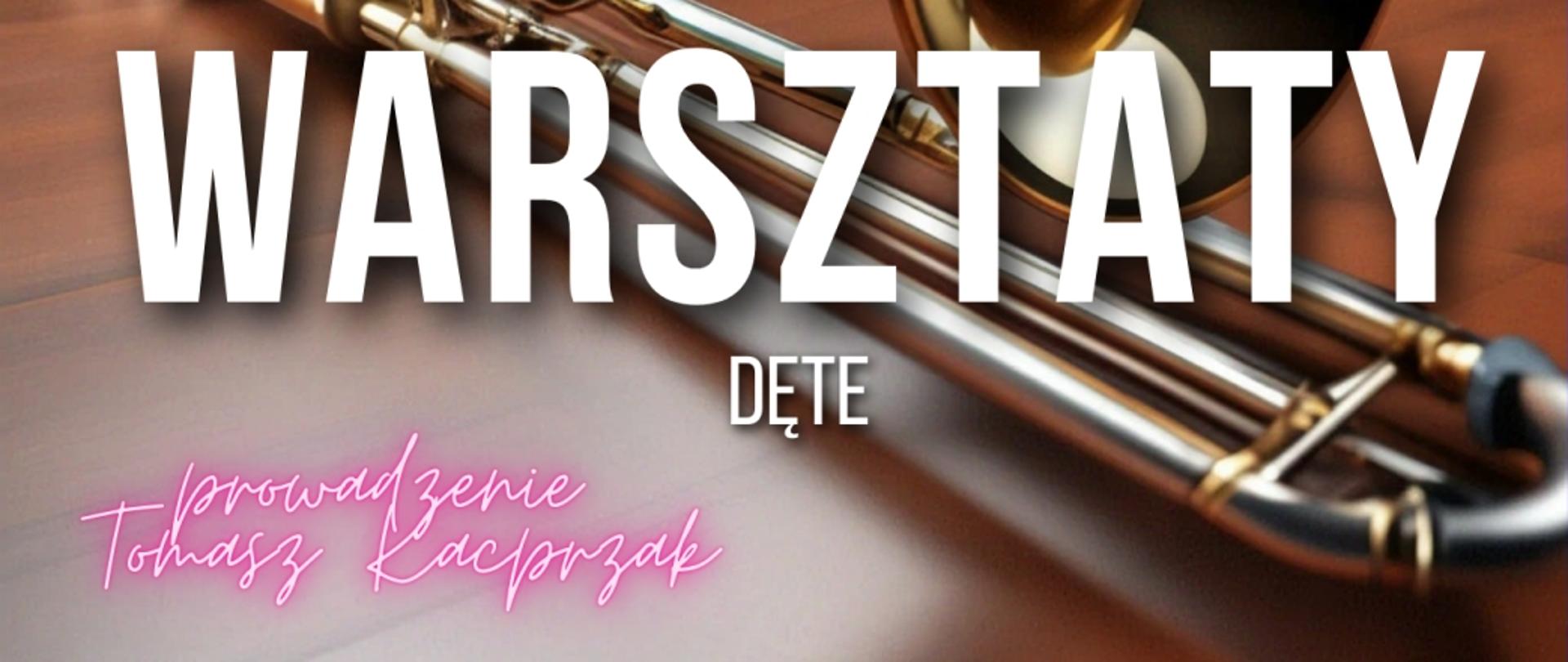 Baner „Warsztaty Dęte, prowadzenie Tomasz Kacprzak”, puzon w tle, białe i różowe litery.