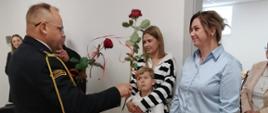 Komendant dziękuje rodzinom ślubowanych i awansowanych