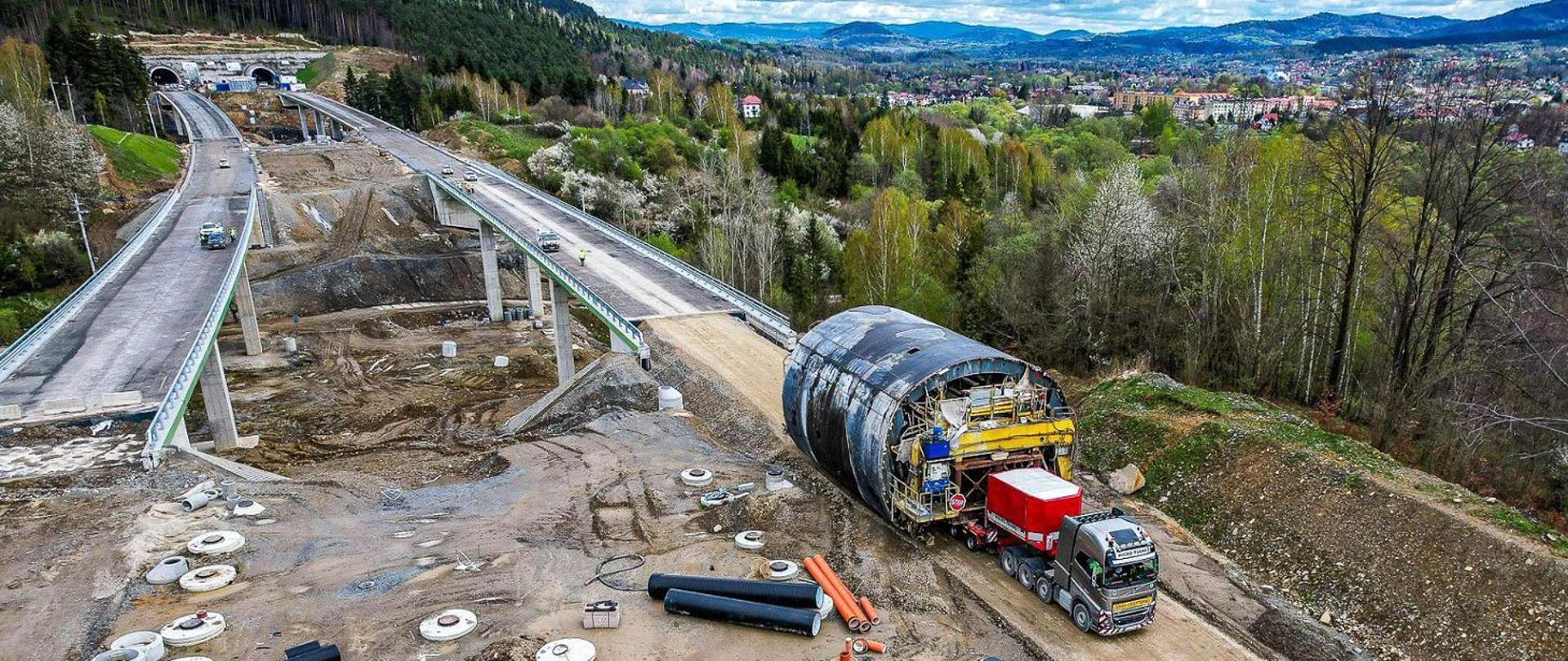 Fotografia lotnicza budowanej S1 Przybędza Milówka. Przejazd szalunku do budowy obudowy tunelu