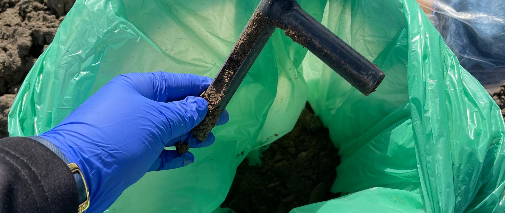 Inspektor pobierający próby gleby