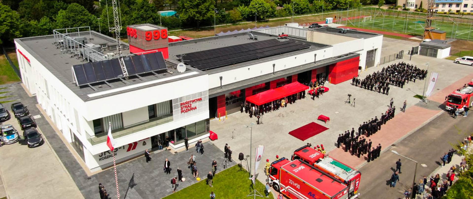 Widok z lotu ptaka budynku nowej siedziby Jednostki Ratowniczo-Gaśniczej nr 1 Komendy Miejskiej Państwowej Straży Pożarnej w Koszalinie.