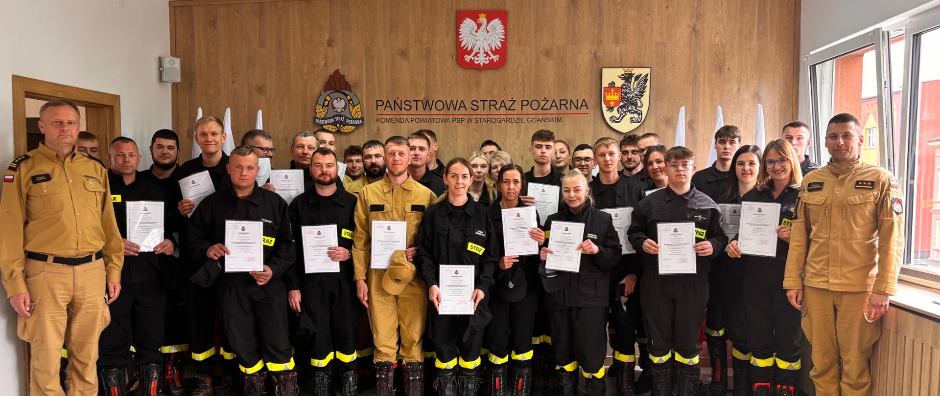 Pamiątkowe zdjęcie z uroczystego wręczenia dyplomów