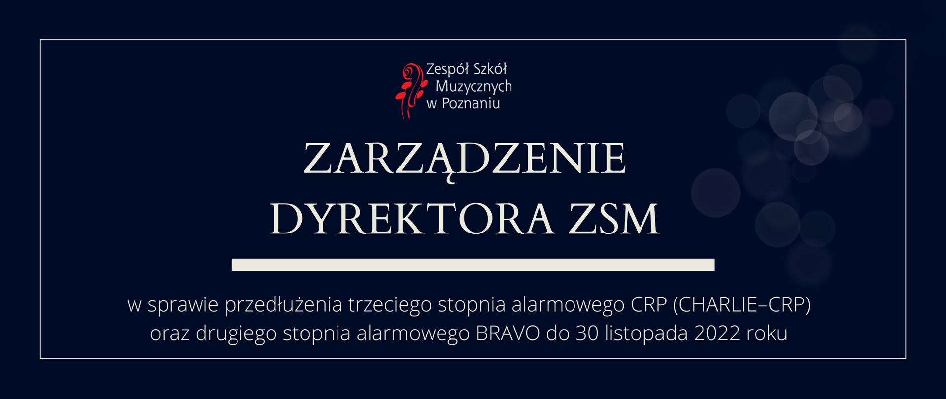 Granatowa grafika z logo ZSM i tekstem /"ZARZĄDZENIE DYREKTORA ZSM"/ poniżej biała gruba linia, niżej tekst /"w sprawie przedłużenia trzeciego stopnia alarmowego CRP (CHARLIE–CRP) oraz drugiego stopnia alarmowego BRAVO do 30 listopada 2022"/