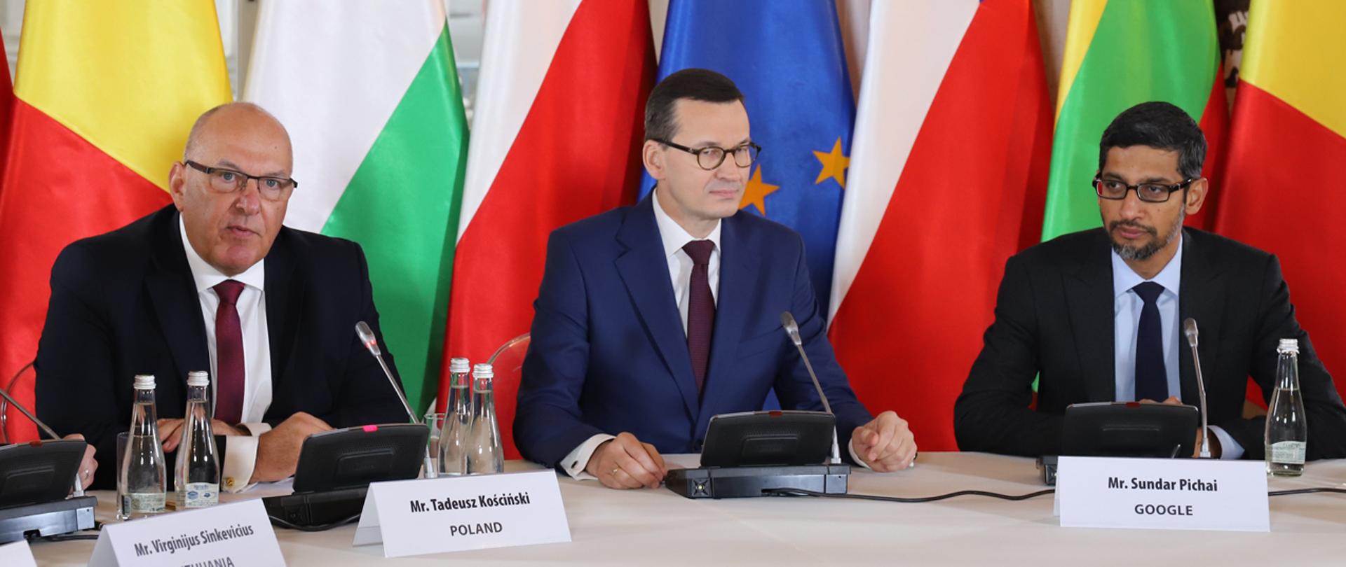 Premier Mateusz Morawiecki, wiceminister Tadeusz Kościński i prezes Google Sundar Pichai 