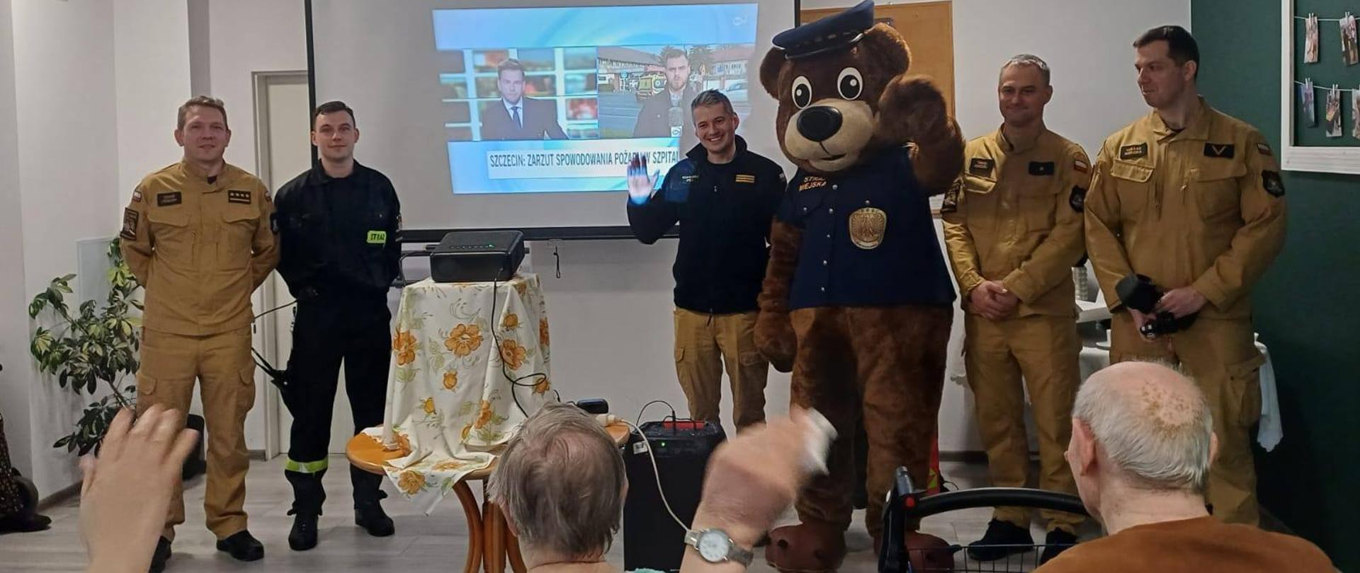 Strażacy i maskotka Straży Miejskiej pozuje do zdjęcia