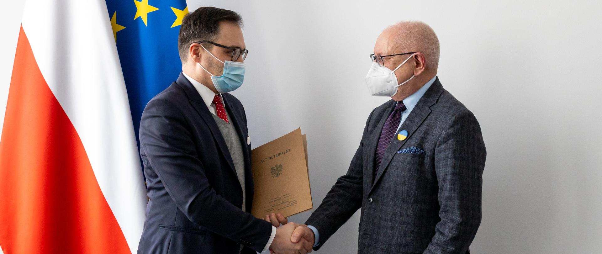 Minister Michał Wiśniewski - przekazanie nieruchomości CePeLek, przekazuje akt notarialny 