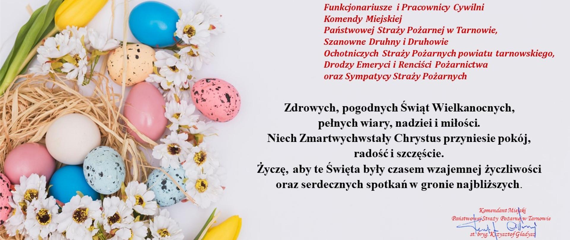 Kartka z życzeniami Wielkanocnymi, po prawej stronie tekst z życzeniami, po lewej stronie pisanki z kwiatami