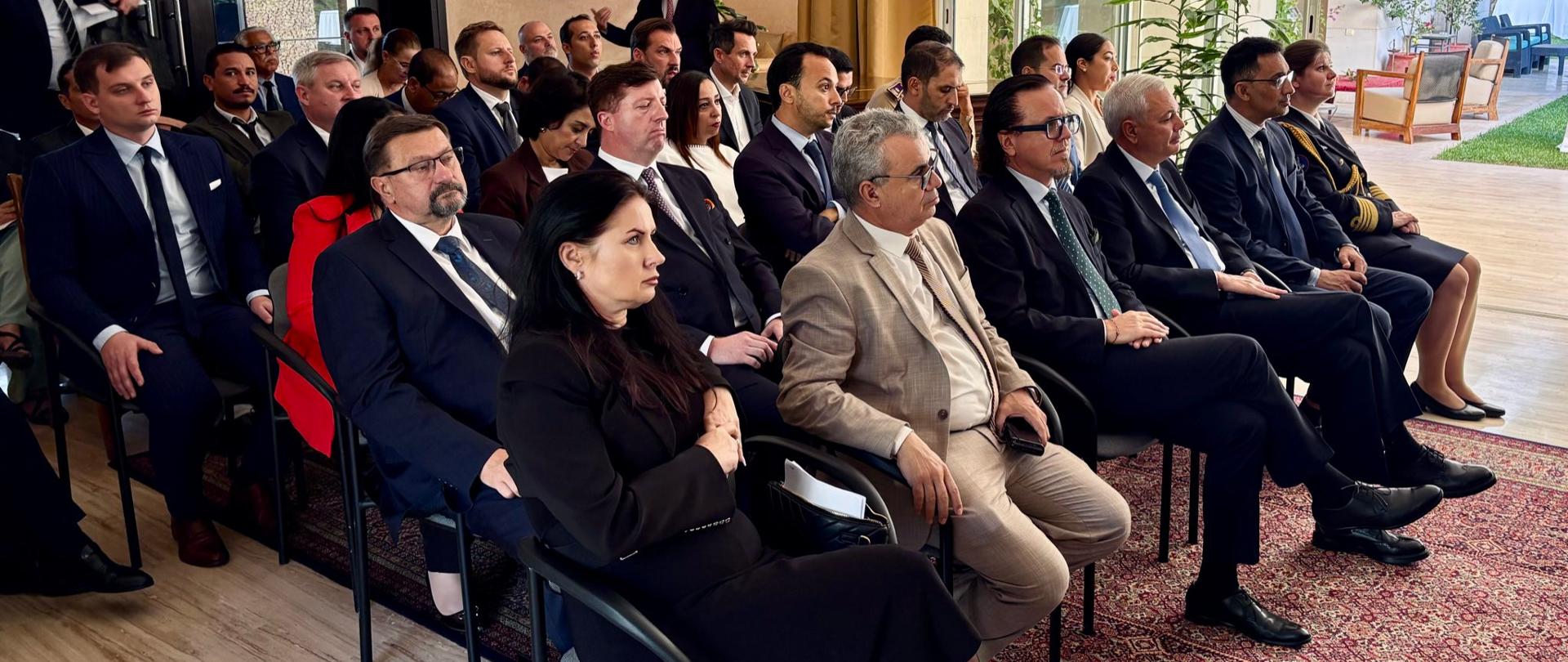 Minister Wojciech Balczun wraz z innymi członkami polskiej delegacji i przedstawiciele strony marokańskiej.