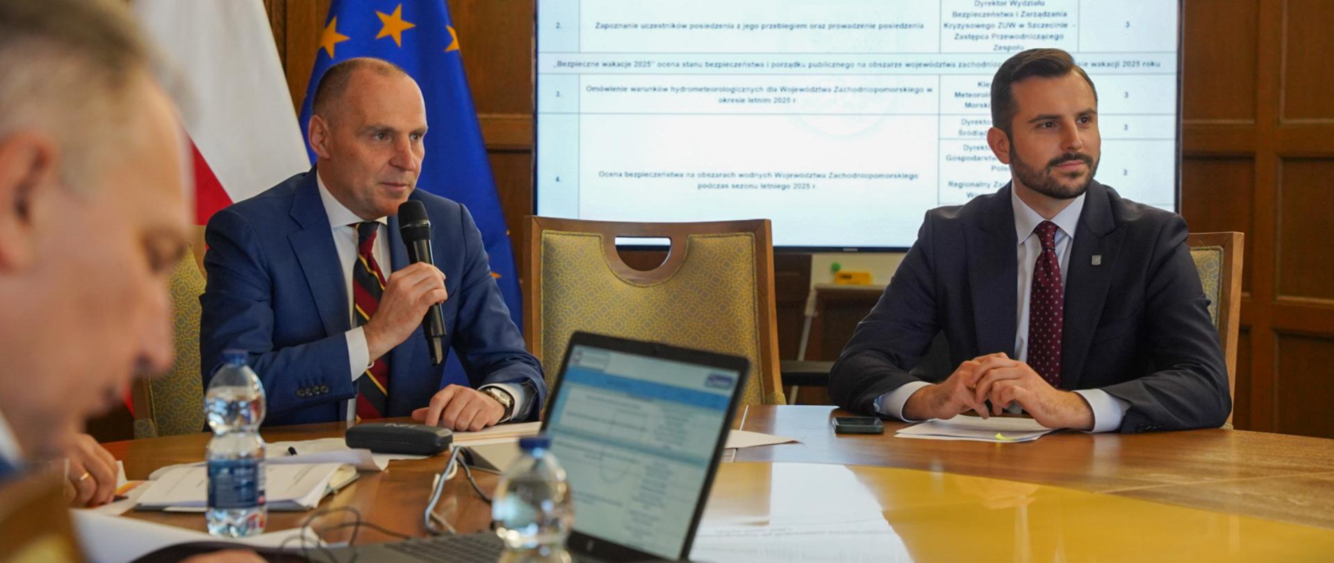 wojewoda i wicewojewoda przy stole