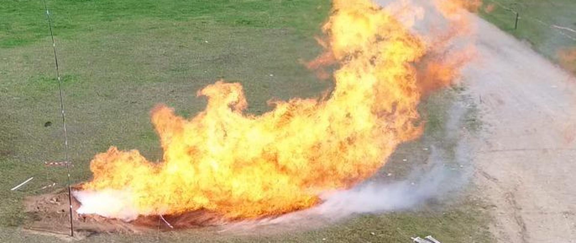 palące się rozlewisko LNG z drona