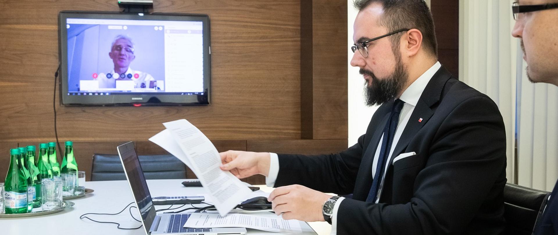 Rozmowa w formie wideokonferencji Pawła Jabłońskiego, Podsekretarza Stanu MSZ z Markiem Lowcockiem, podsekretarzem generalnym ds. humanitarnych i koordynatorem pomocy w sytuacjach kryzysowych w sprawie wsparcia Centralnego Funduszu ds. Pomocy w Sytuacjach Kryzysowych (CERF) Biura Narodów Zjednoczonych ds. Koordynacji Pomocy Humanitarnej (UN OCHA) przez Polskę