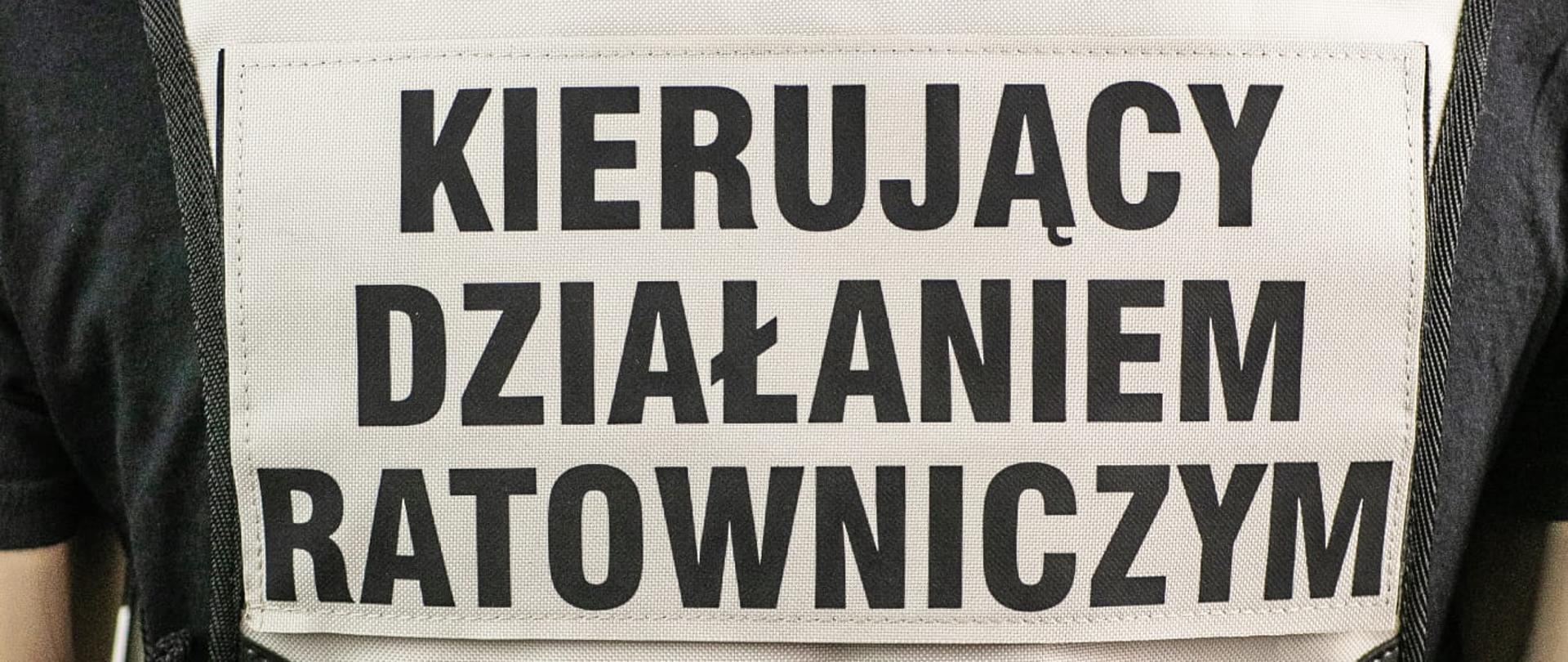 Zdjęcie przedstawia kamizelkę kierujący działaniem ratowniczym 