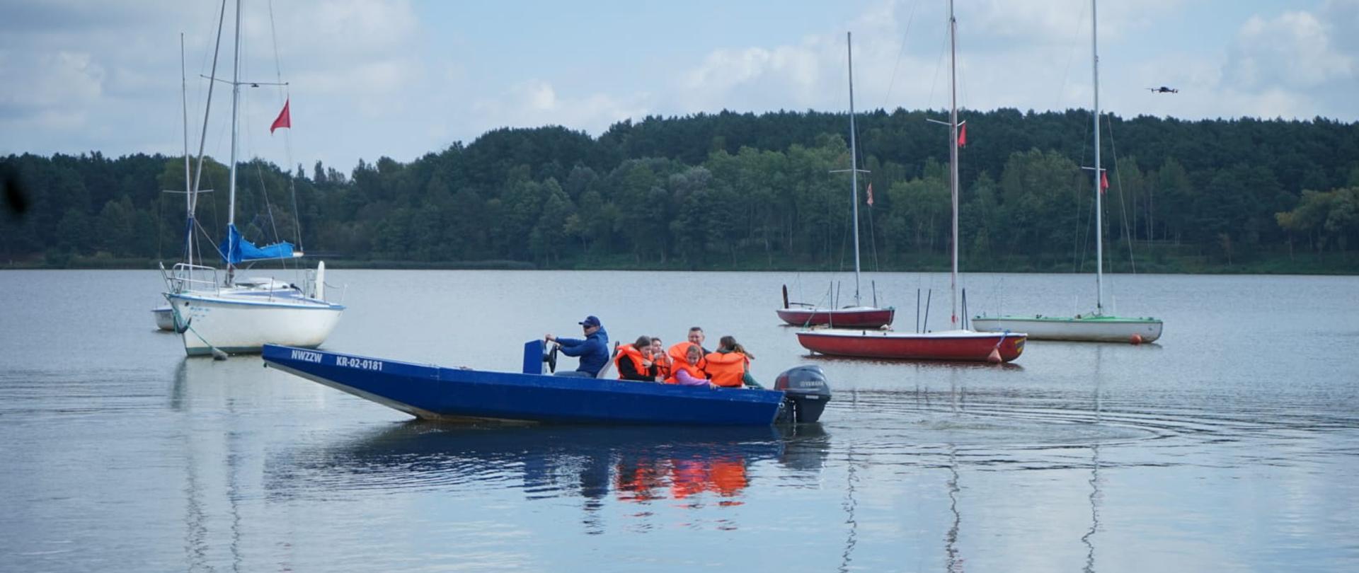 Łódka Wód Polskich z dziećmi na wodzie.