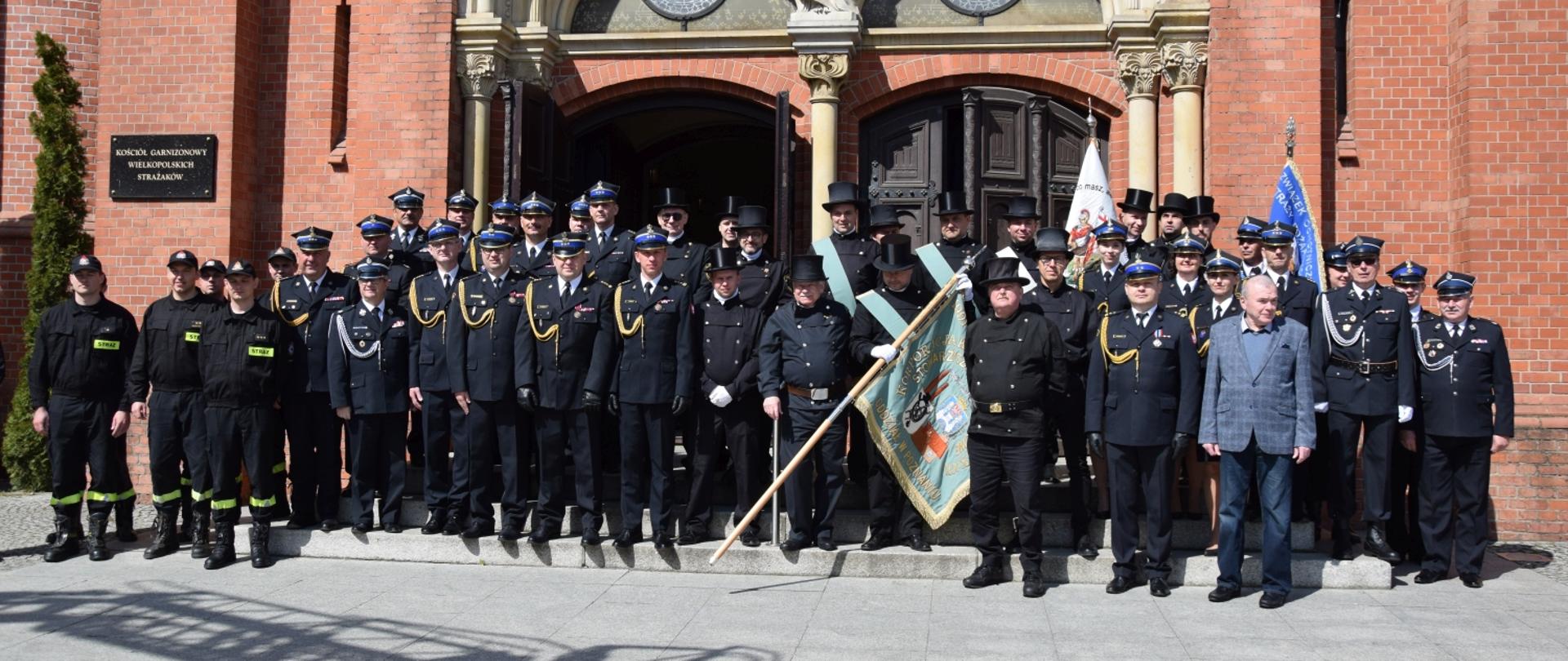 wspólne zdjęcie przed kościołem