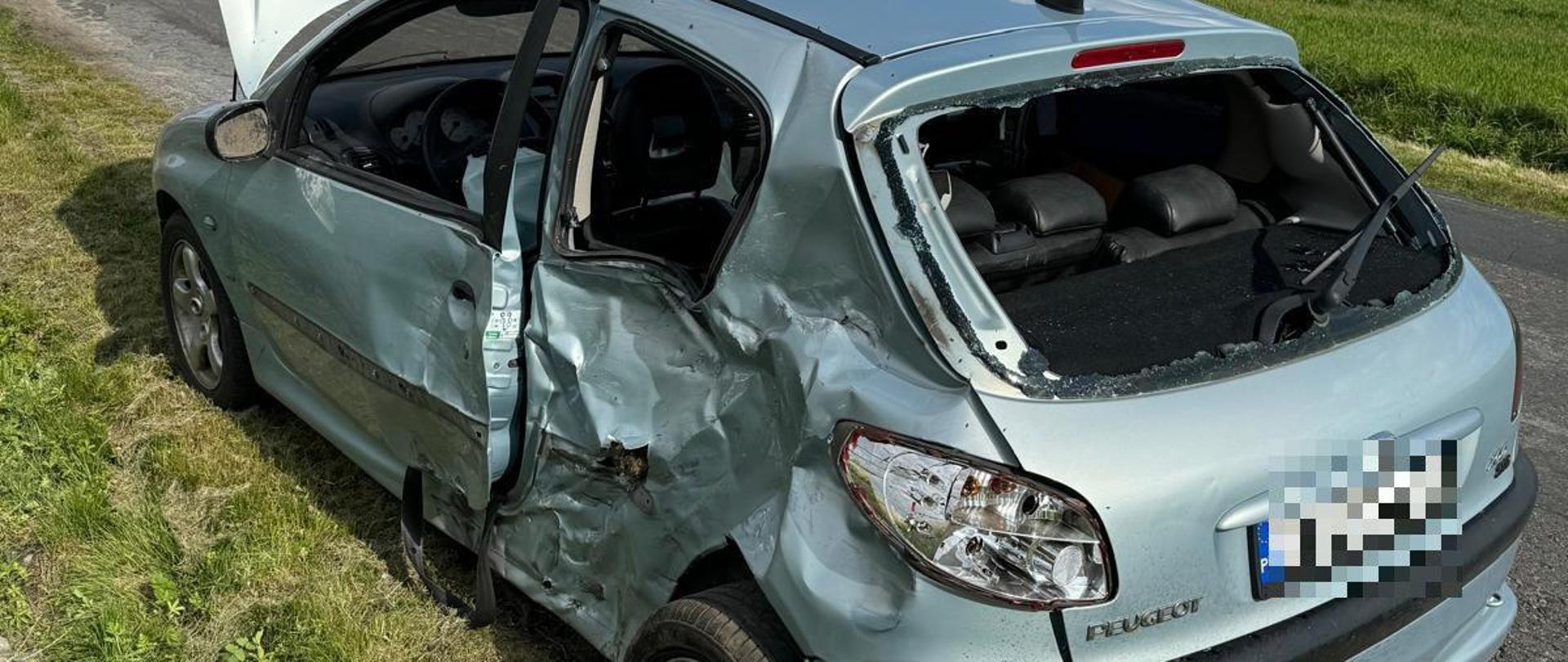 samochód osobowy po zderzeniu z motocyklem