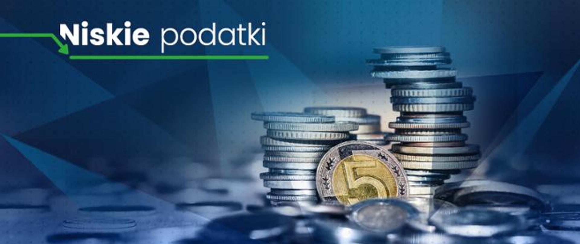 Góra monet na niebieskim tle.