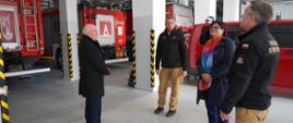 Władze powiatu i strażacy na garażu