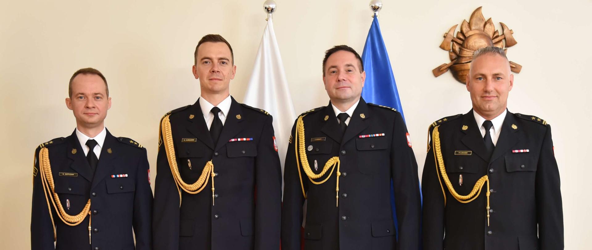 Zdjęcie przedstawia Zastępce Łódzkiego Komendanta Wojewódzkiego w Łodzi st. bryg. Sebastiana Kościstego, Komendanta Powiatowego PSP w Zgierzu bryg. Adama Antczaka, P.O. Zastępcy Komendanta Powiatowego PSP w Zgierzu mł. bryg. Łukasza Łukasika oraz Naczelnika Wydziału Kadr Komendy Wojewódzkiej PSP w Łodzi bryg. Piotra Łukasika.