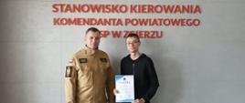 Zdjęcie przedstawia uczestnika programu oraz zastępce Dowódcy Jednostki Ratowniczo-Gaśniczej w Zgierzu