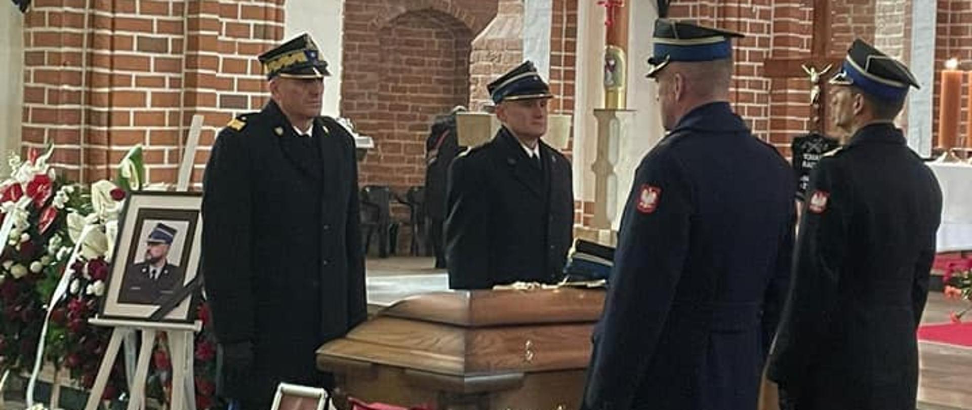 Asysta honorowa przy trumnie złożona z Zachodniopomorskiego Komendanta Wojewódzkiego, Zastępcy Zachodniopomorskiego Komendanta Wojewódzkiego, Zastępcy Lubuskiego Komendanta Wojewódzkiego i Komendanta Powiatowego PSP w Pyrzycach