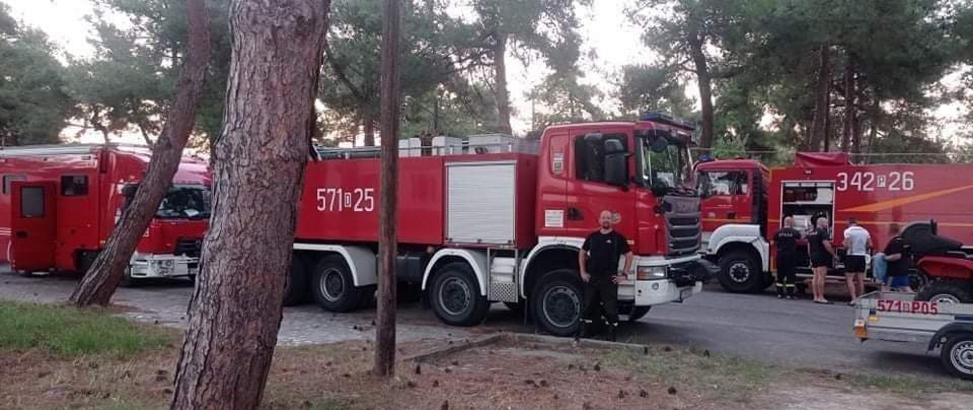 Strażak z trzebnickiej komendy na tle pojazdu