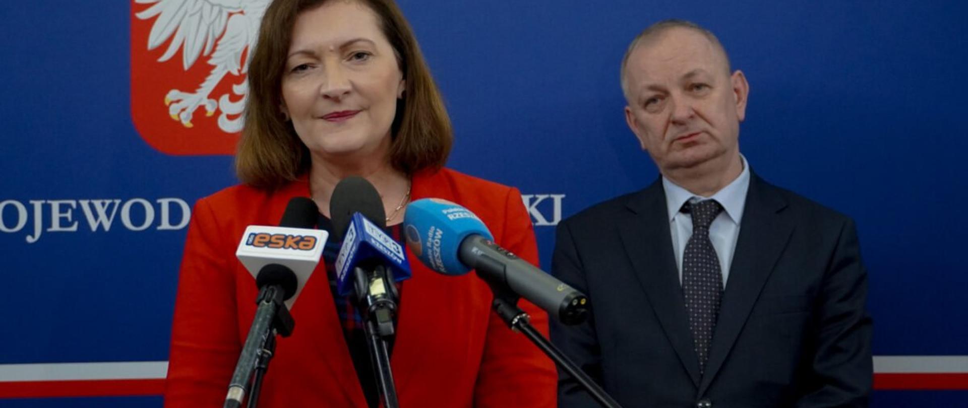 Wojewoda podkarpacki Ewa Leniart podczas konferencji prasowej dotyczącej naboru w ramach Rządowego Funduszu Rozwoju Dróg. Za wojewodą dyrektor Wydziału Infrastruktury Podkarpackiego Urzędu Wojewódzkiego w Rzeszowie Krzysztof Sopel.