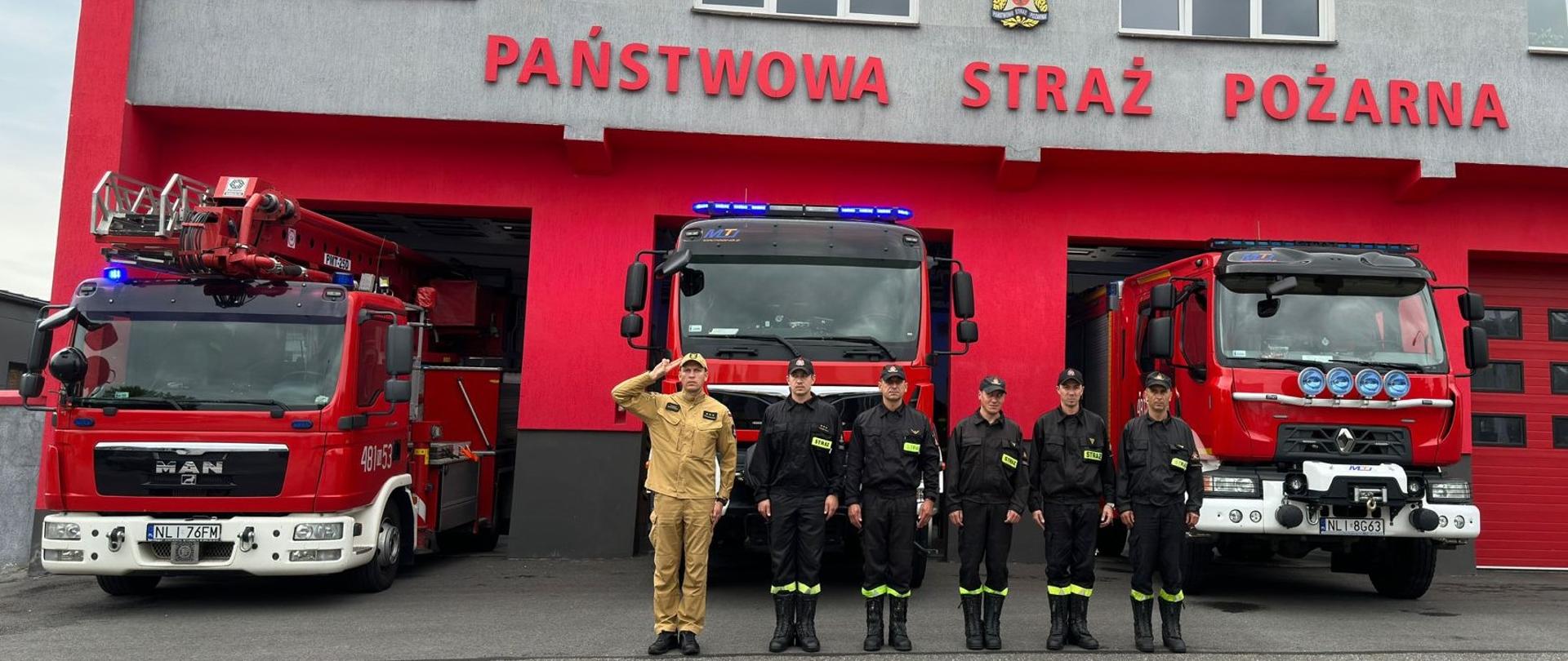 Zdjęcie przedstawia strażaków JRG Lidzbark Warmiński podczas uczczenia rocznicy wybuchu poswatania warszawskiego