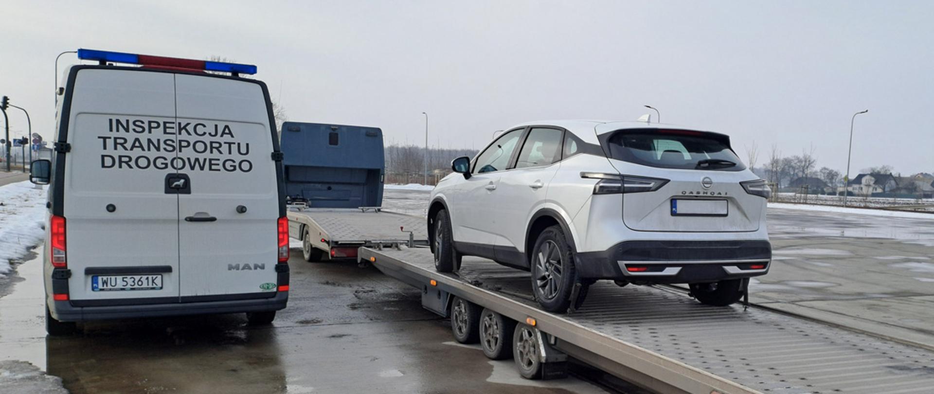 Kontrola drogowa: autolaweta z przyczepą i białym SUV-em Nissan oraz samochód inspekcji ITD