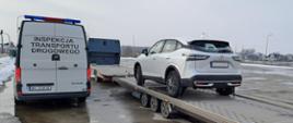 Kontrola drogowa: autolaweta z przyczepą i białym SUV-em Nissan oraz samochód inspekcji ITD