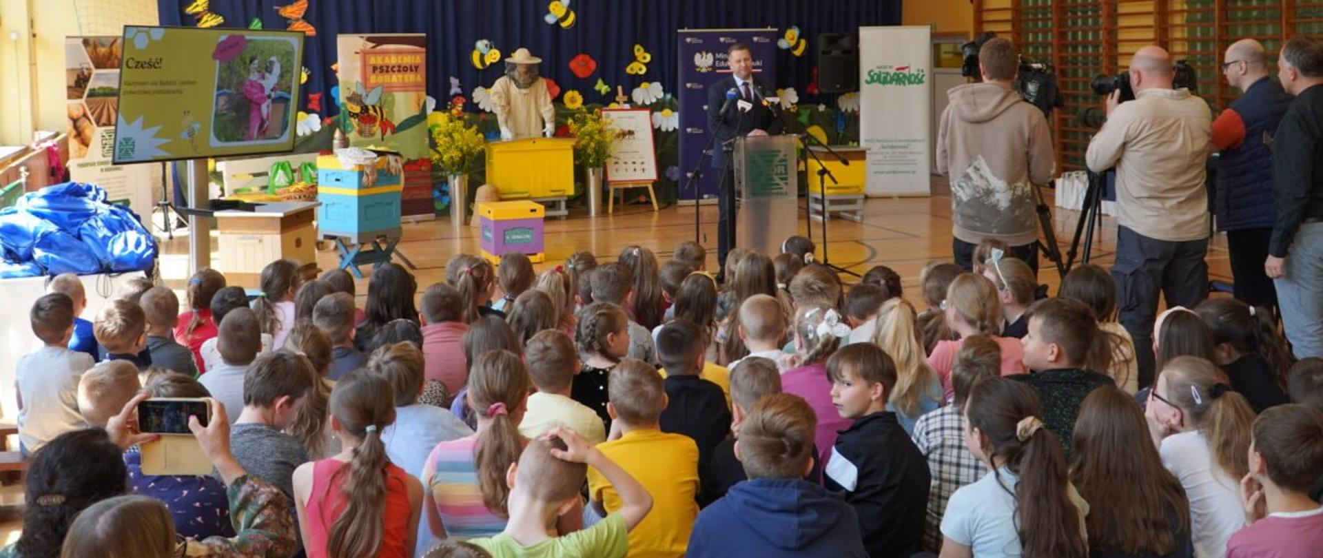Minister edukacji i nauki Przemysław Czarnek podczas pokazowej lekcji na temat pszczół w Szkole Podstawowej w Lubeni