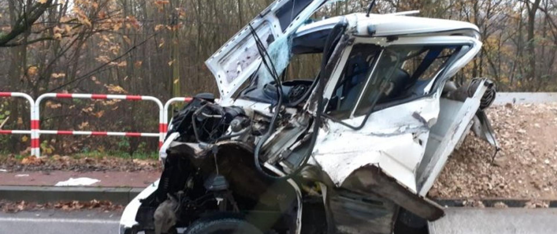 Zdjęcie przedstawia zniszczony samochód dostawczy. Zmiażdżona kabina kierowcy. Samochód przewoził żwir.