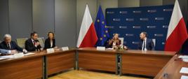 Minister funduszy i polityki regionalnej Katarzyna Pełczyńska-Nałęcz na spotkaniu z marszałkami województw Polski Wschodniej, minister siedzi przy stole, po prawej stronie wiceminister funduszy i polityki regionalnej Konrad Wojnarowski