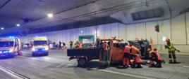 ćwiczenia_służb_w_tunelu_S2_POW, widać karetki, ratowników i strażaków oraz symulację wypadku